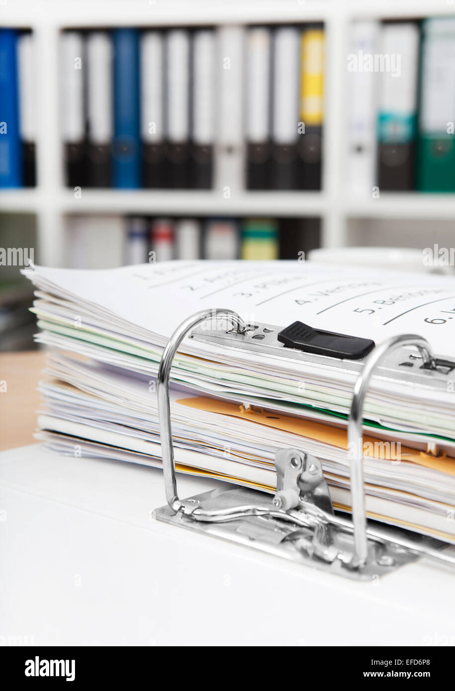 Dans un bureau à un bureau est un dossier de fichiers Banque D'Images