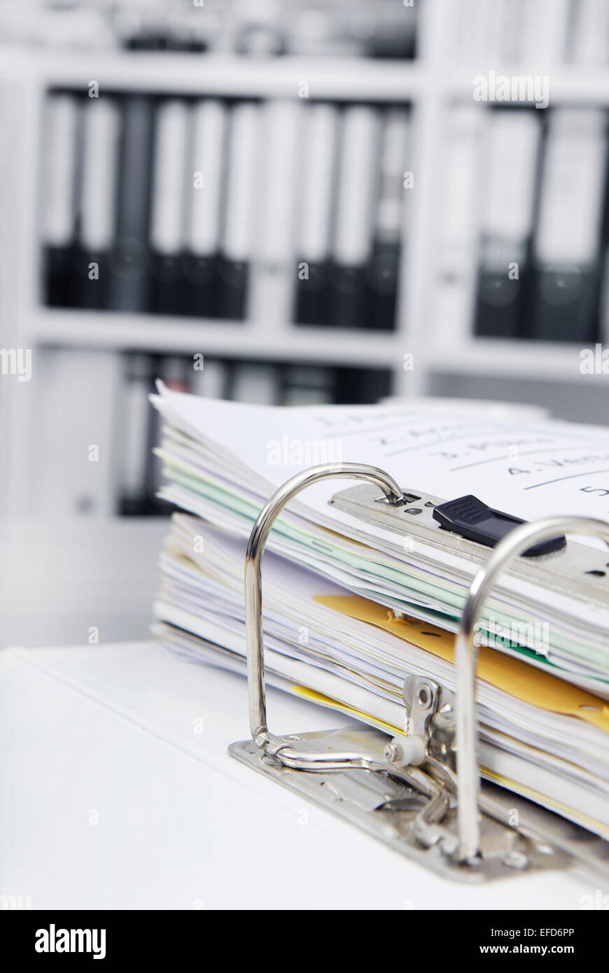 Dans un bureau à un bureau est un dossier de fichiers Banque D'Images