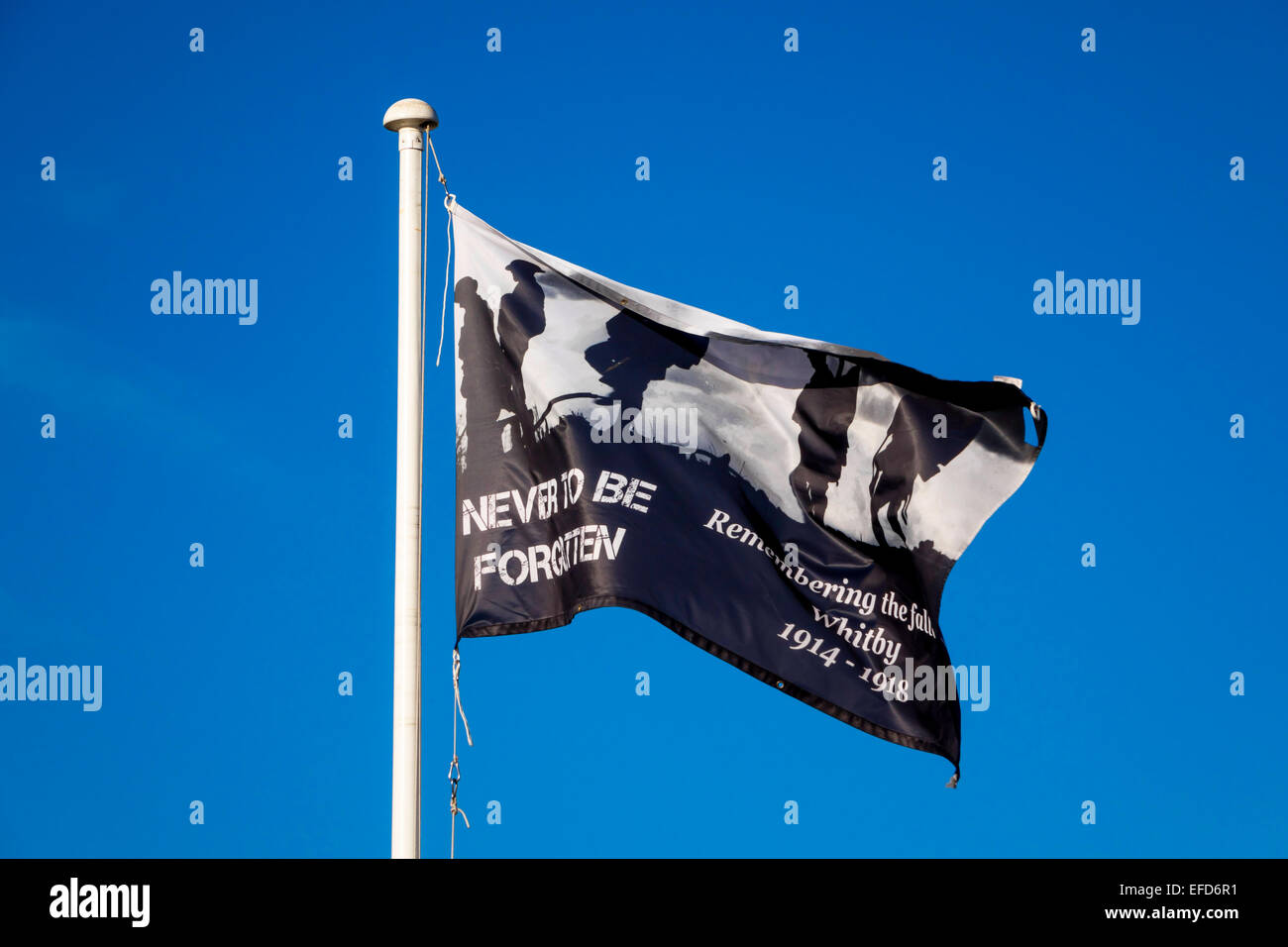 Un drapeau du souvenir pour les morts dans la Première Guerre mondiale 1914-1918. Pour ne jamais être oublié fling à Whitby, North Yorkshire Monument commémoratif de guerre Banque D'Images