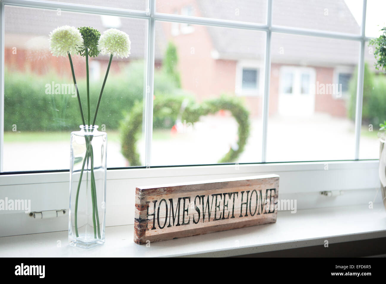 Sur un appui de fenêtre dans la chambre est un signe avec le texte home sweet home Banque D'Images