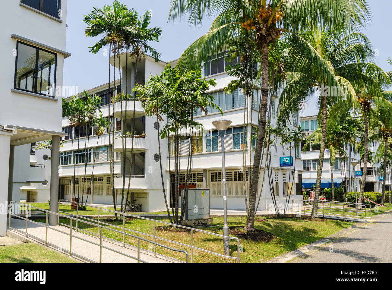 Les jardins de palmiers et d'après-guerre des blocs de quatre étages d'appartements dans la Tiong Bahru Estate, Singapore Banque D'Images