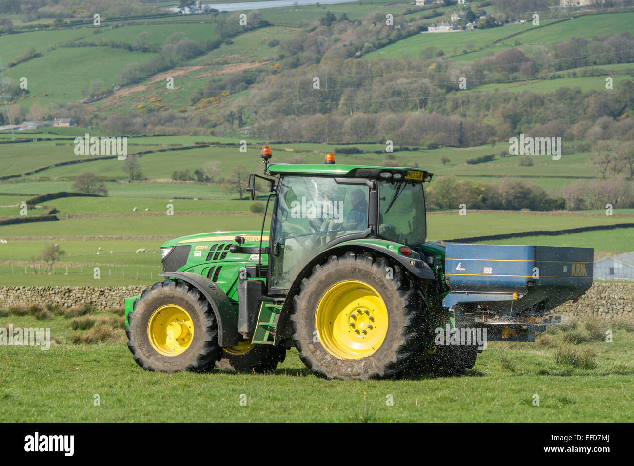 6126r John Deere répandre engrais sur les pâturages de montagne, Lancashire, Royaume-Uni. Banque D'Images