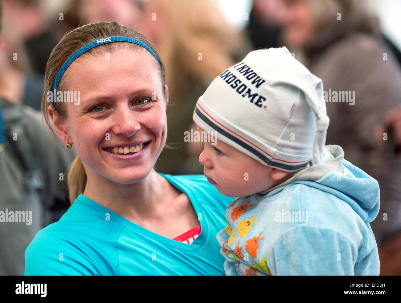 Berlin, Allemagne. 06Th Feb 2015. Le dopage témoin clé Julia Stepanova pose avec son enfant à Berlin, Allemagne, 01 février 2015. Quatre jours après la fin de son interdiction du dopage, la Fédération a commencé officieusement à l'athlétisme d'Allemagne du Nord. PHOTO : PAUL ZINKEN/dpa/Alamy Live News Banque D'Images