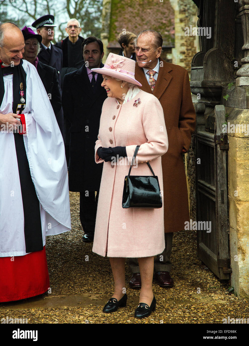 West Newton, Norfolk. 1er février, 2015. Sa Majesté la Reine Elizabeth II assiste à l'office du matin à West Newton. Une petite foule de sympathisants étaient là pour voir la reine et le Prince Philip. Crédit : Ian Ward/Alamy Live News Banque D'Images