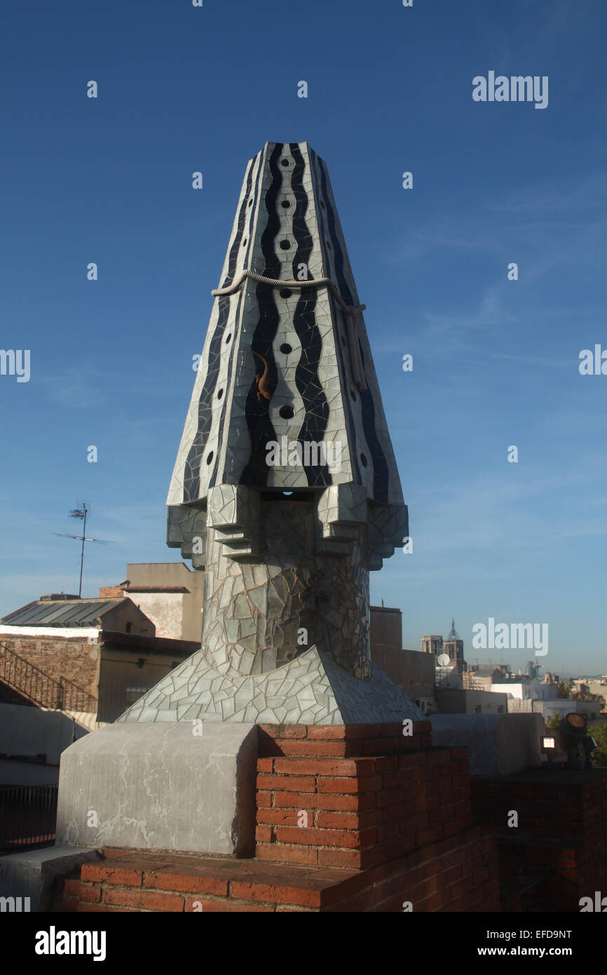 Les cheminées sur le toit du Palais Güell, conçu par l'architecte Antoni Gaudí, Barcelone Banque D'Images