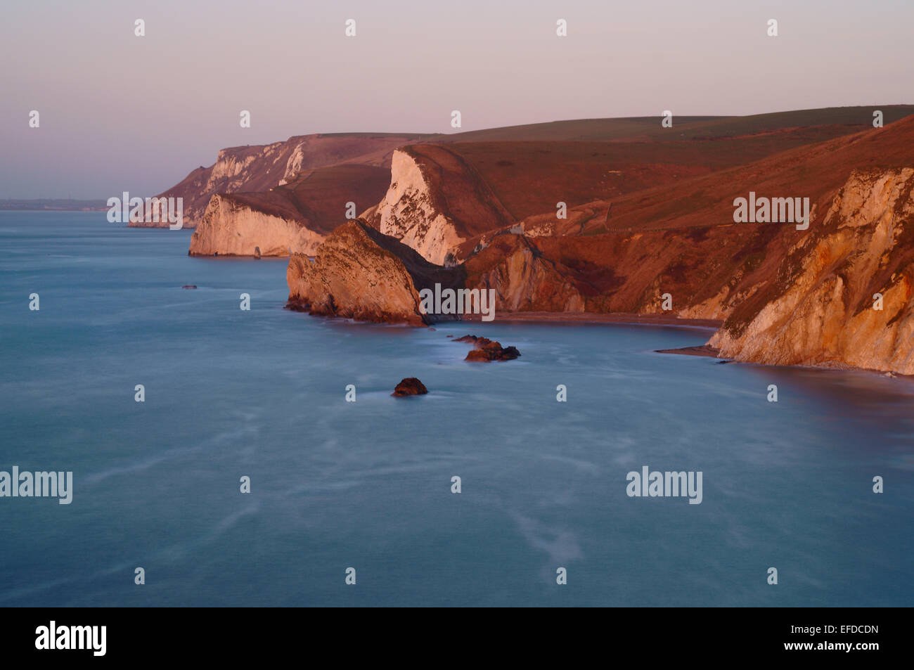À plus de st oswald's Bay et Man O'War rocks à Durdle Dor, chauves-souris, tête de Nothe blanc au lever du soleil. Banque D'Images
