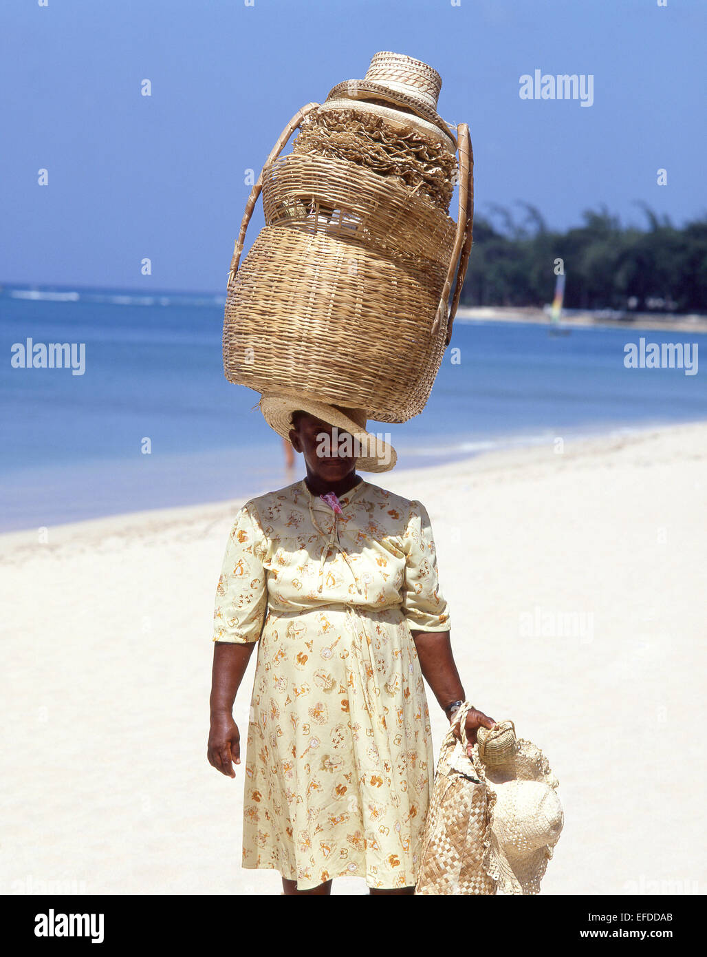 Femme panier vendeur sur beach, plage de Sandy Lane, paroisse de Saint James, Barbade, Lesser Antilles, Caribbean Banque D'Images