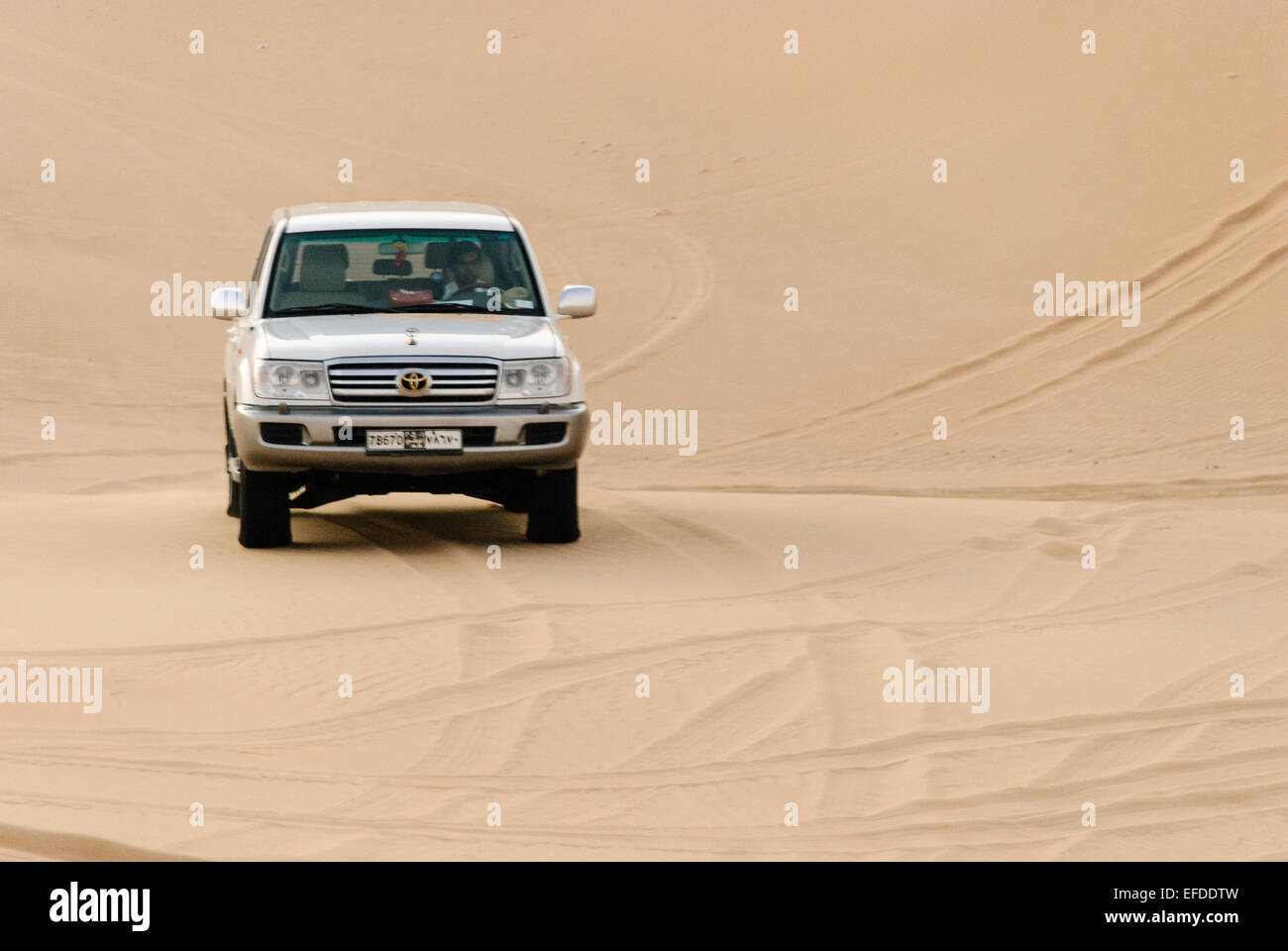 Un 4x4 hors route lecteurs jeep à travers le désert de la péninsule arabique Banque D'Images