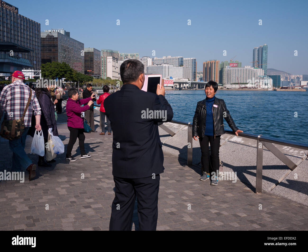Hong Kong 2015 - Couple taking photo avec l'iPad Banque D'Images Hong Kong 2015 - Couple taking photo avec l'iPad Banque D'Images