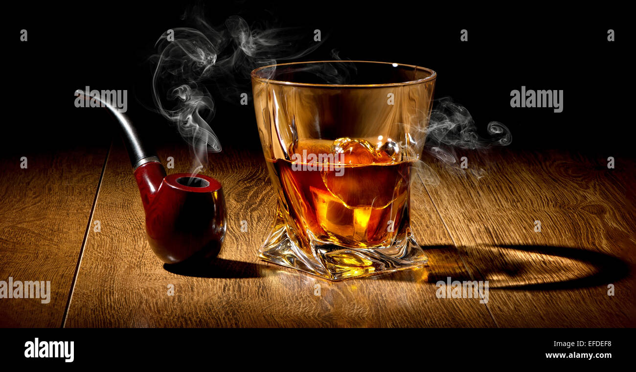 Pipe et du whisky sur une table en bois Banque D'Images