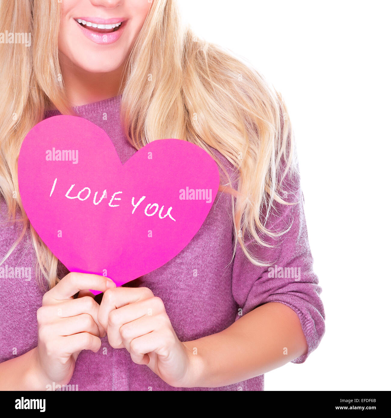 Happy girl holding en mains en forme de coeur rose carte de souhaits avec texte isolé sur fond blanc, je t'aime, visage Banque D'Images