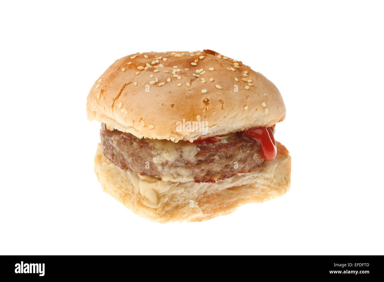 Burger au fromage avec le ketchup isolés contre white Banque D'Images