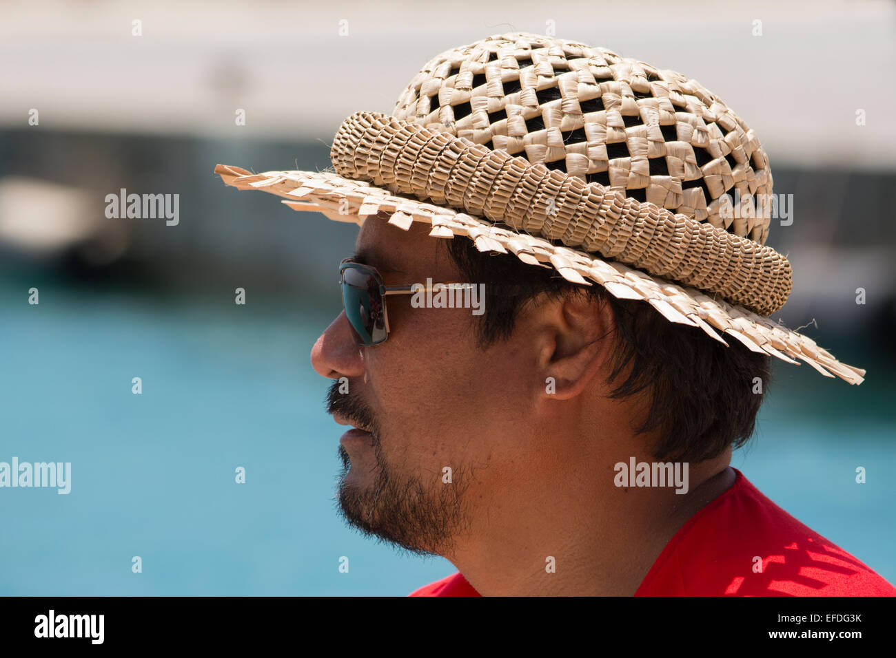 Homme polynésien avec chapeau de paille Banque de photographies et d'images  à haute résolution - Alamy