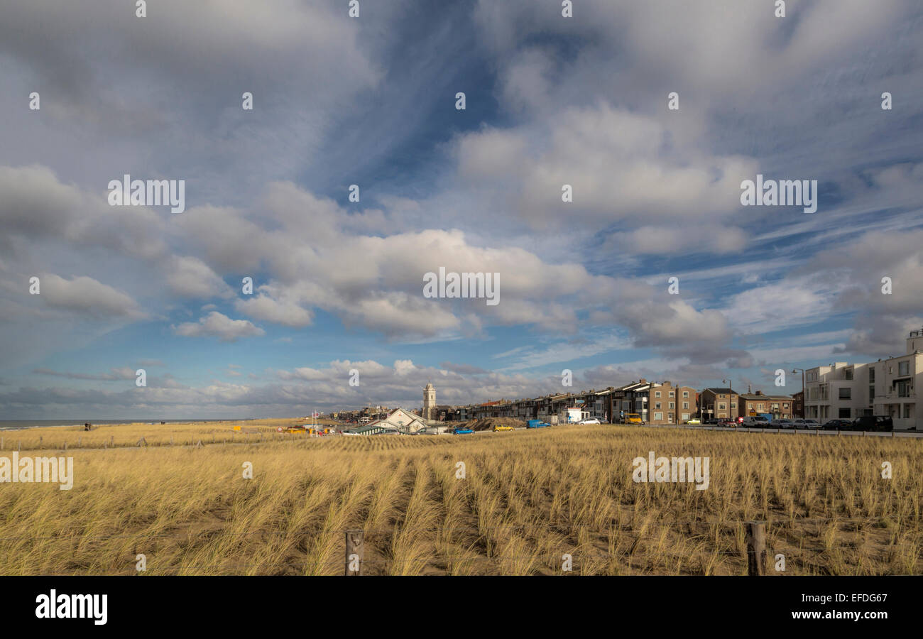 Un beau jour en hiver avec vue sur le village de Katwijk aan Zee, Hollande méridionale, Pays-Bas. Banque D'Images