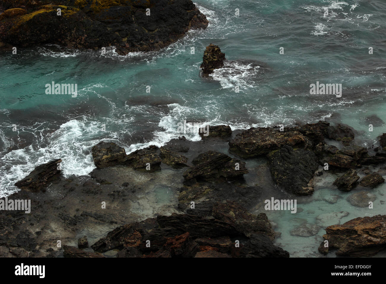 Le surf sur les rochers sur la côte de l'île de la Plata près de Puerto Lopez, Équateur Banque D'Images