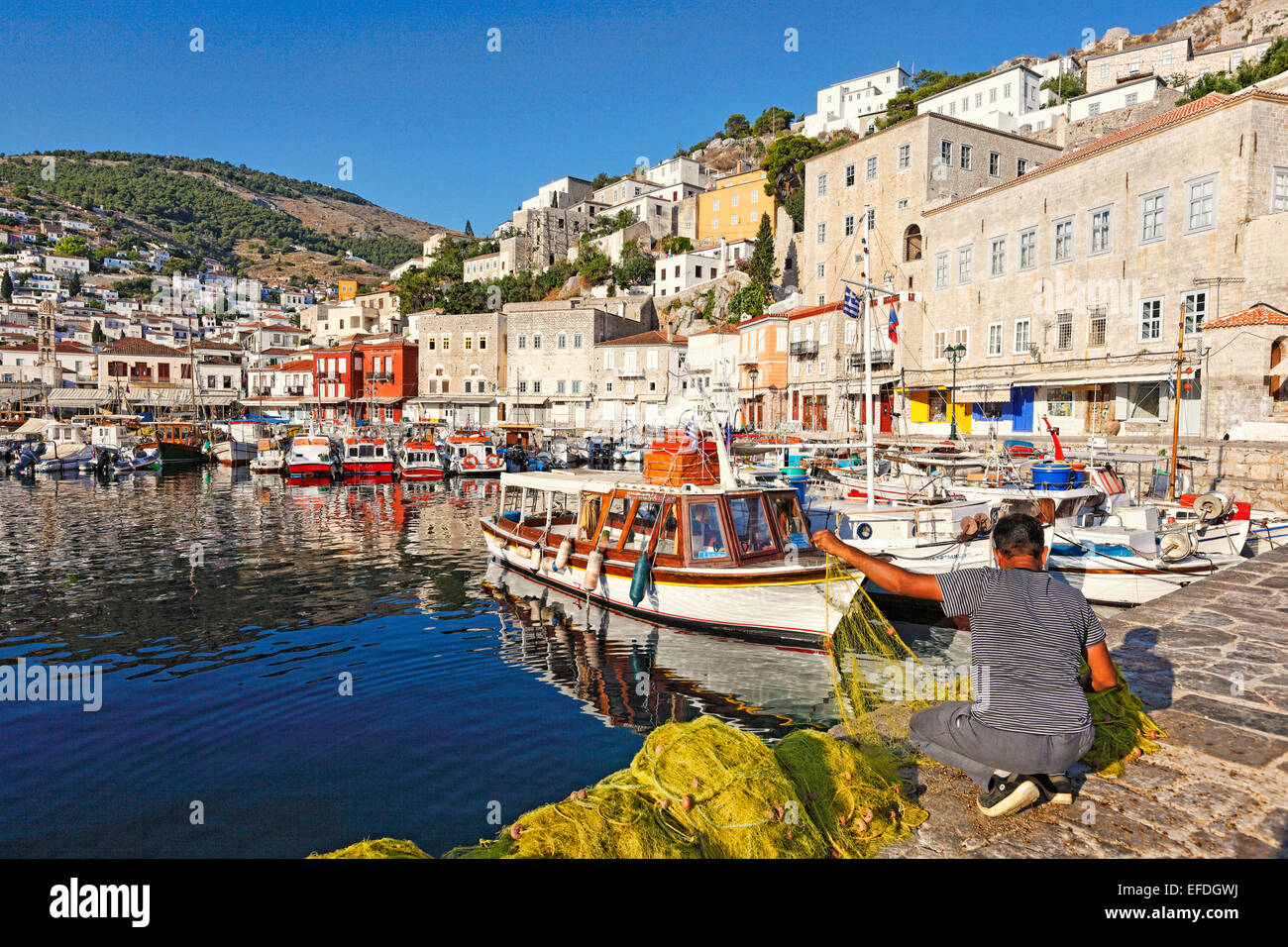 Un pêcheur dans le port d'Hydra en Grèce Banque D'Images
