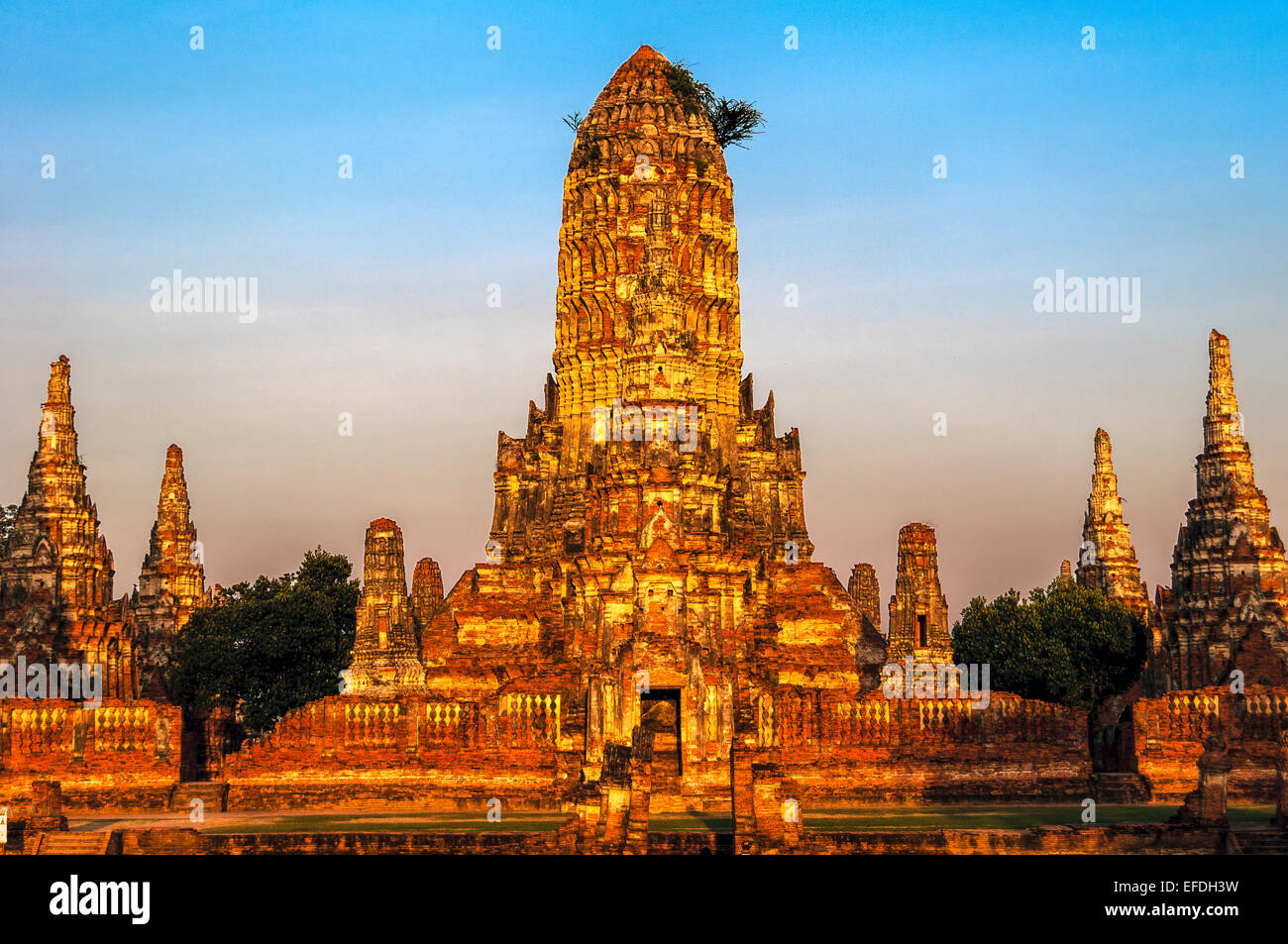 L'Asie. La Thaïlande, Phra Nakhon Si Ayutthaya. Ayutthaya (ancienne capitale du Siam). Wat Chai Watthanaram au crépuscule. Banque D'Images