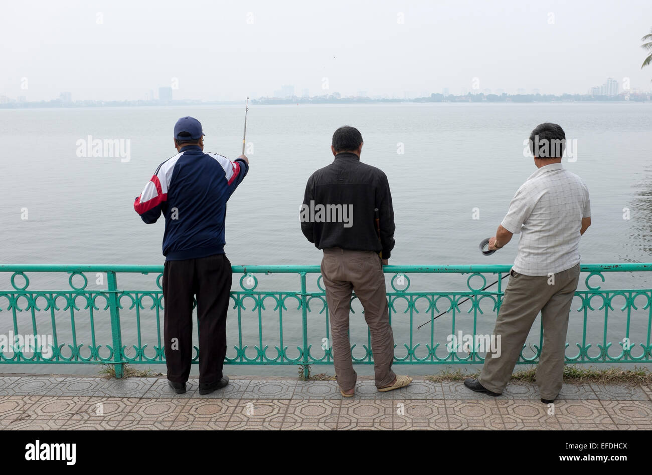 Les pêcheurs du Lac Ho Tay à Hanoi Vietnam Banque D'Images