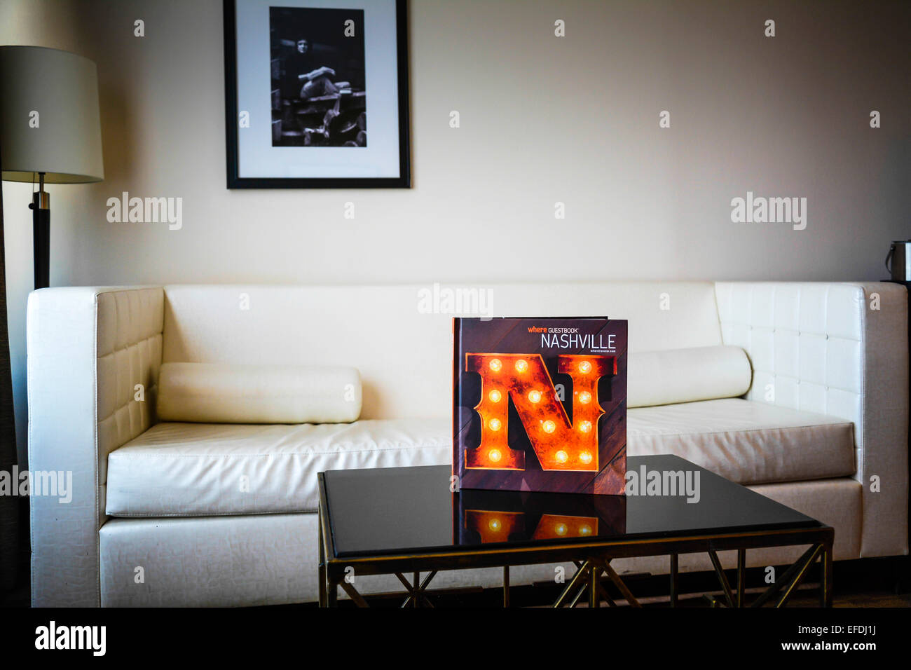 Un hôtel moderne et tendance stylistique, chambre d'hôtel à Nashville, TN met en lumière un vintage photographie noir et blanc de Johnny Cash sur le mur Banque D'Images