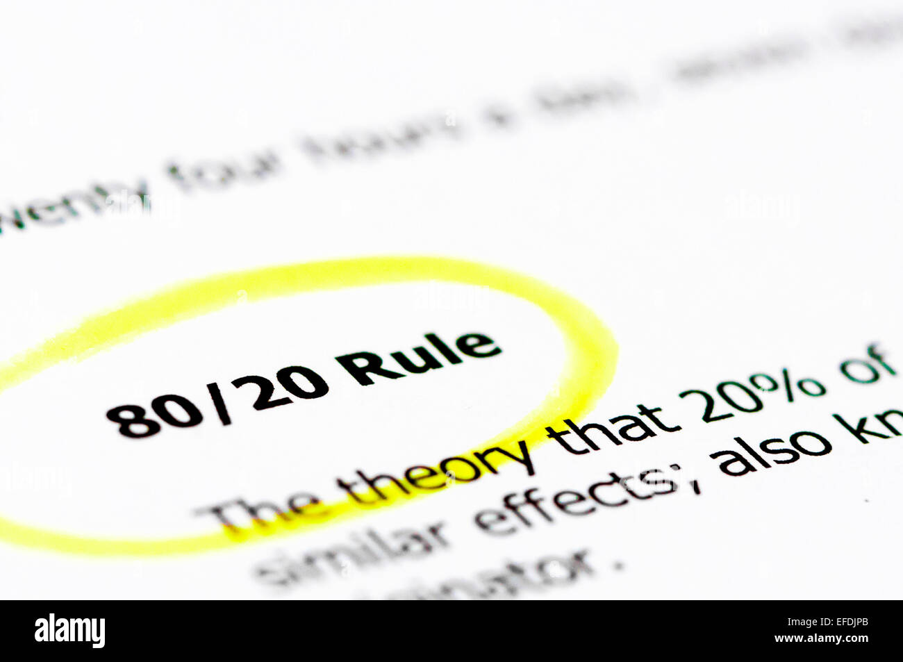 Règle de 80/20 mots mis en relief avec du jaune sur du papier blanc, copie de l'espace disponible, de la commercialisation et de l'économie Concept Banque D'Images