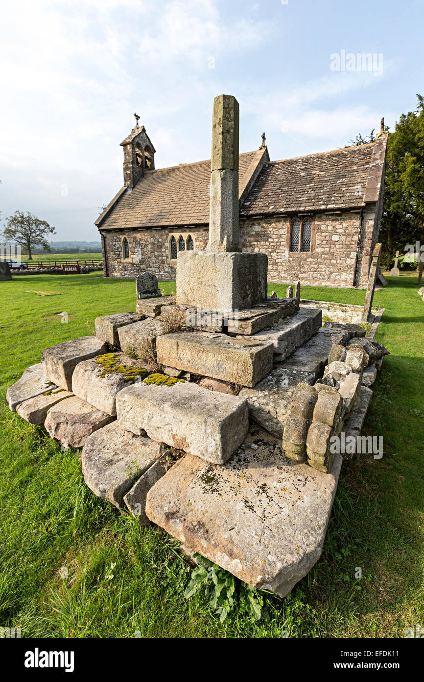 Vestiges de l'église croix, l'église Sainte Brigitte, Norman, forme classique Llansantffraed, Monmouthshire, Wales, UK Banque D'Images