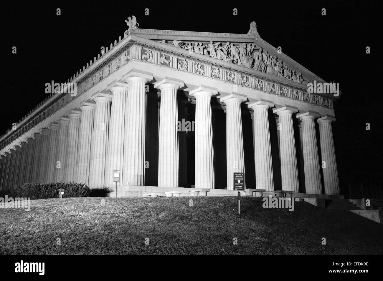 Une image de nuit le Parthénon de Nashville, TN ; c'est une réplique grandeur nature de l'original à Athènes, Grèce. Banque D'Images