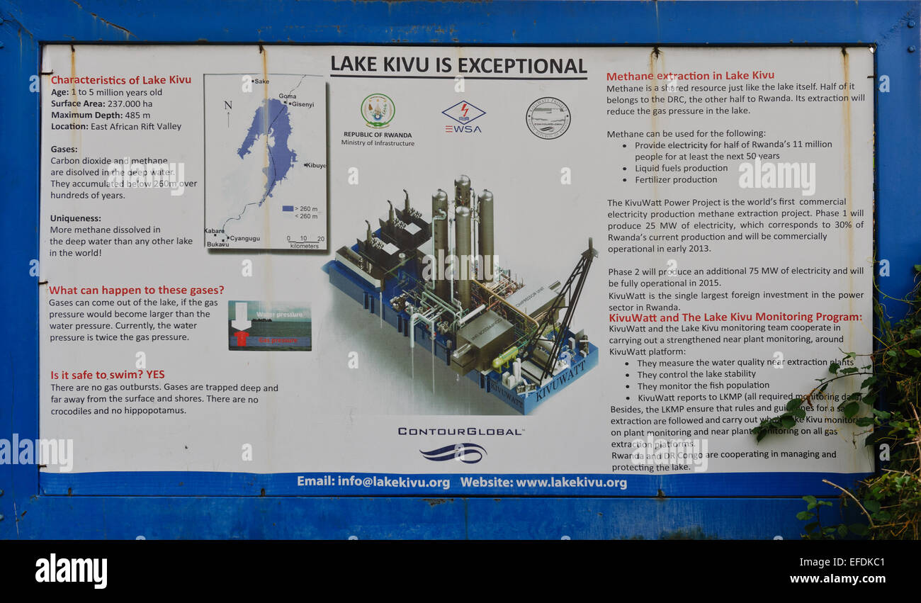 Panneau routier à l'usine de construction d'une plate-forme d'extraction de méthane sur la rive du lac Kivu, près de Kibuye, Rwanda. Banque D'Images Panneau routier à l'usine de construction d'une plate-forme d'extraction de méthane sur la rive du lac Kivu, près de Kibuye, Rwanda. Banque D'Images