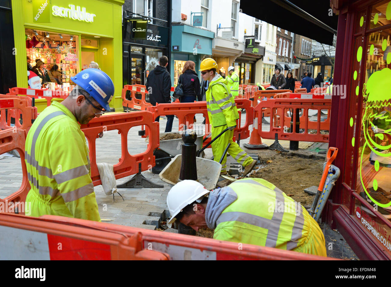 Ouvriers réparant le trottoir, Kingston upon Thames, Royal Borough of Kingston upon Thames, Grand Londres, Angleterre, Royaume-Uni Banque D'Images