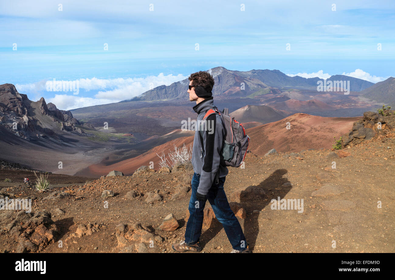 Randonneur dans le Parc National de Haleakala sur Maui Banque D'Images