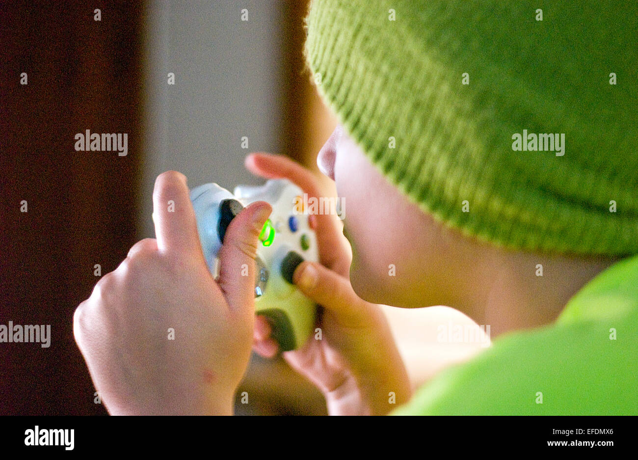 Enfant jouant X-Box ou un jeu vidéo. Playstation Banque D'Images