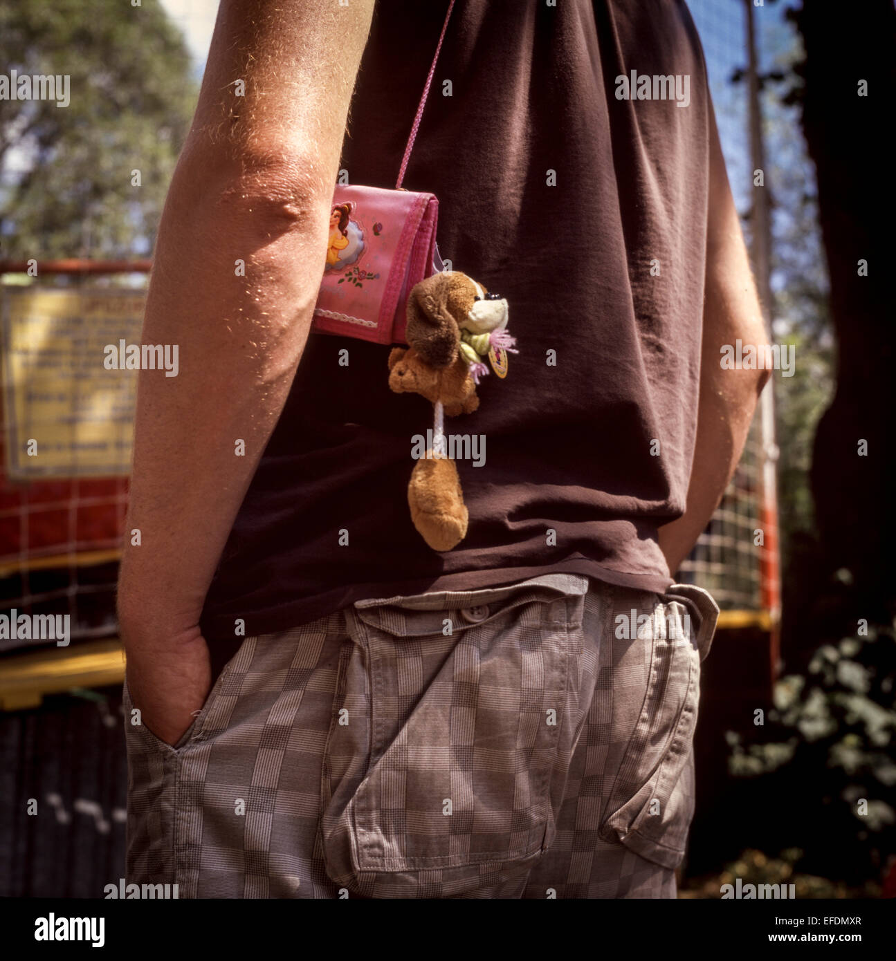 Un homme avec un sac à main et sur les jouets kermesse, République Tchèque Banque D'Images