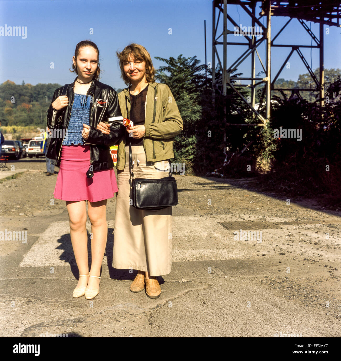 Mère-fille portrait ensemble sur une promenade , mode, République tchèque Banque D'Images