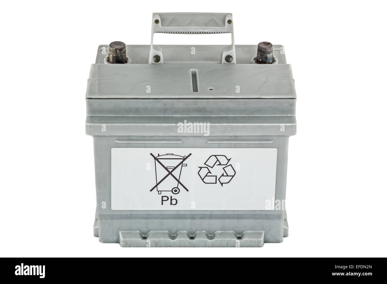 L'appel symbolique pour la protection de l'environnement par le recyclage de batteries acide-plomb, isolé sur fond blanc Banque D'Images