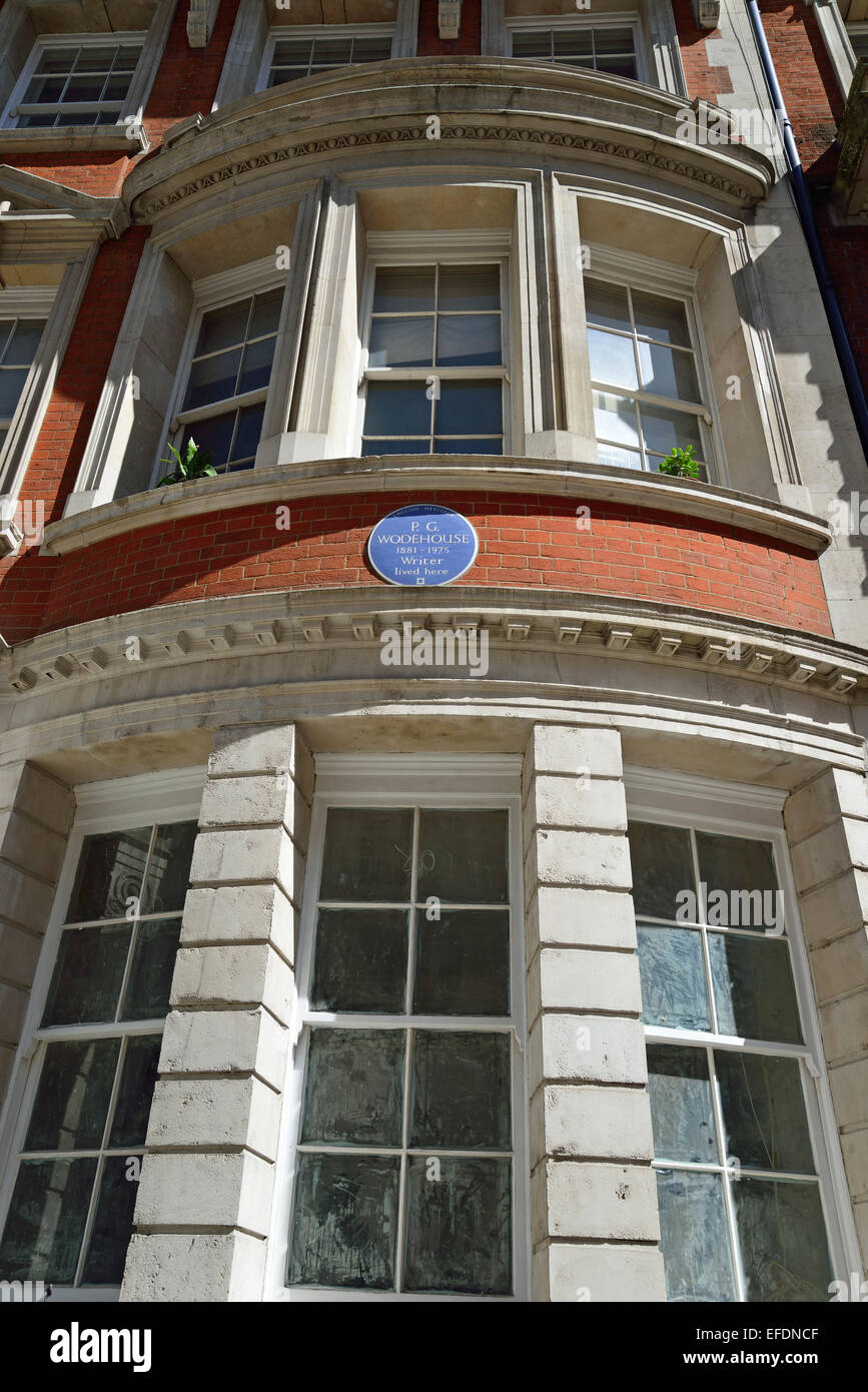 Plaque bleue de l'écrivain P. G. Wodehouse sur la façade de la maison, rue Dunraven, Cité de Westminster, Grand Londres, Angleterre, Royaume-Uni Banque D'Images