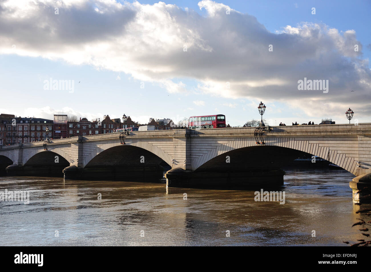 Putney Bridge et la Tamise depuis le bord de la rivière Willow Bank, Fulham, London Borough of Hammersmith and Fulham, Greater London, Angleterre, Royaume-Uni Banque D'Images