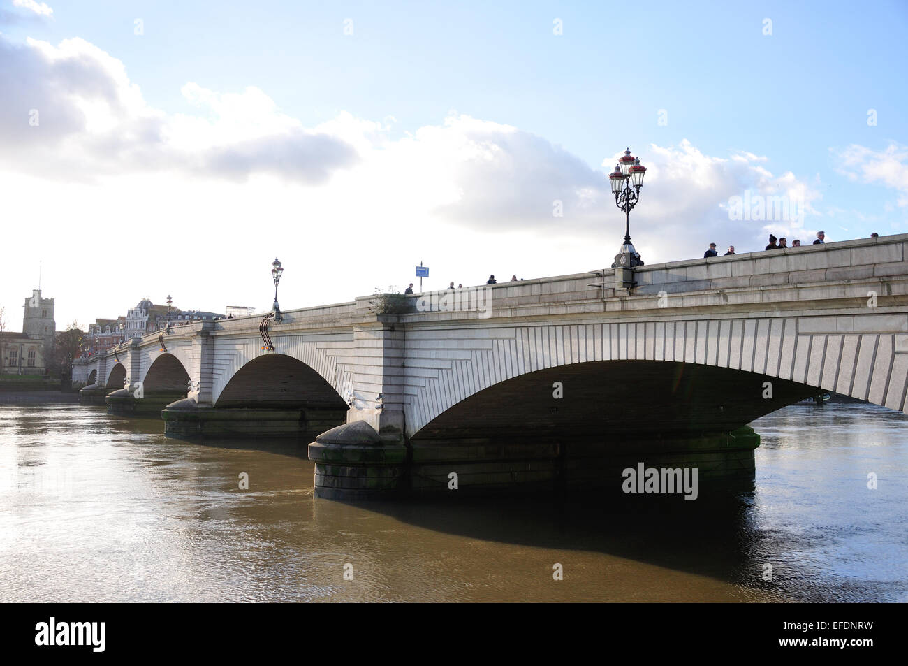 Putney Bridge et la Tamise depuis le bord de la rivière Willow Bank, Fulham, London Borough of Hammersmith and Fulham, Greater London, Angleterre, Royaume-Uni Banque D'Images