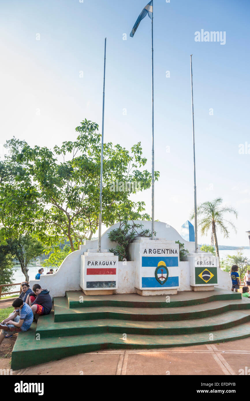 Monument à Puerto Iguazú marquant la triple frontière de l'Argentine, le Brésil et le Paraguay Banque D'Images