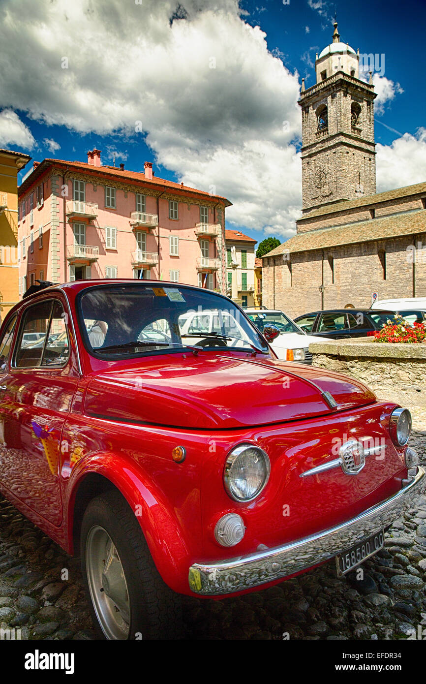 Low Angle View of a Classic Fiat 500 sur une rue, Bellagio, Lac de Côme, Lombardie, Italie Banque D'Images