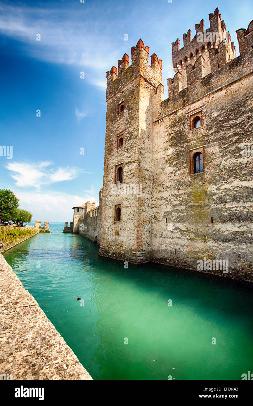 Low Angle View of a Castle dans le lac, Château Scaliger, Sirmione, Lac de Garde, Lombardie, Italie Banque D'Images