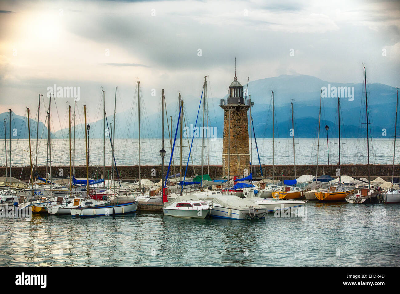 Vue sur le port avec un phare, Desenzano, Le Lac de Garde, Lombardie, Italie Banque D'Images