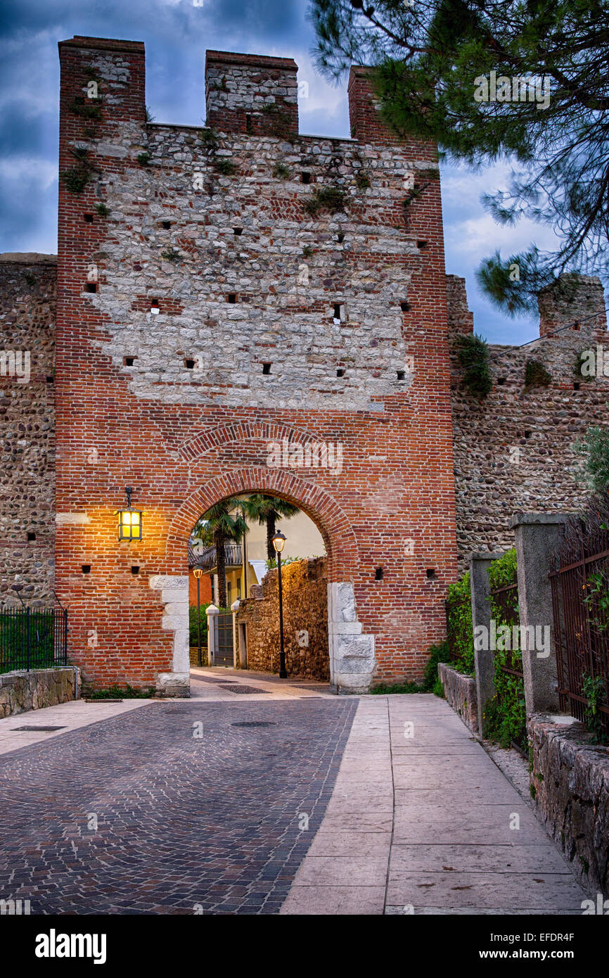 La porte de la ville médiévale de nuit, Lazise, lac Grada, Vénétie , Italie Banque D'Images