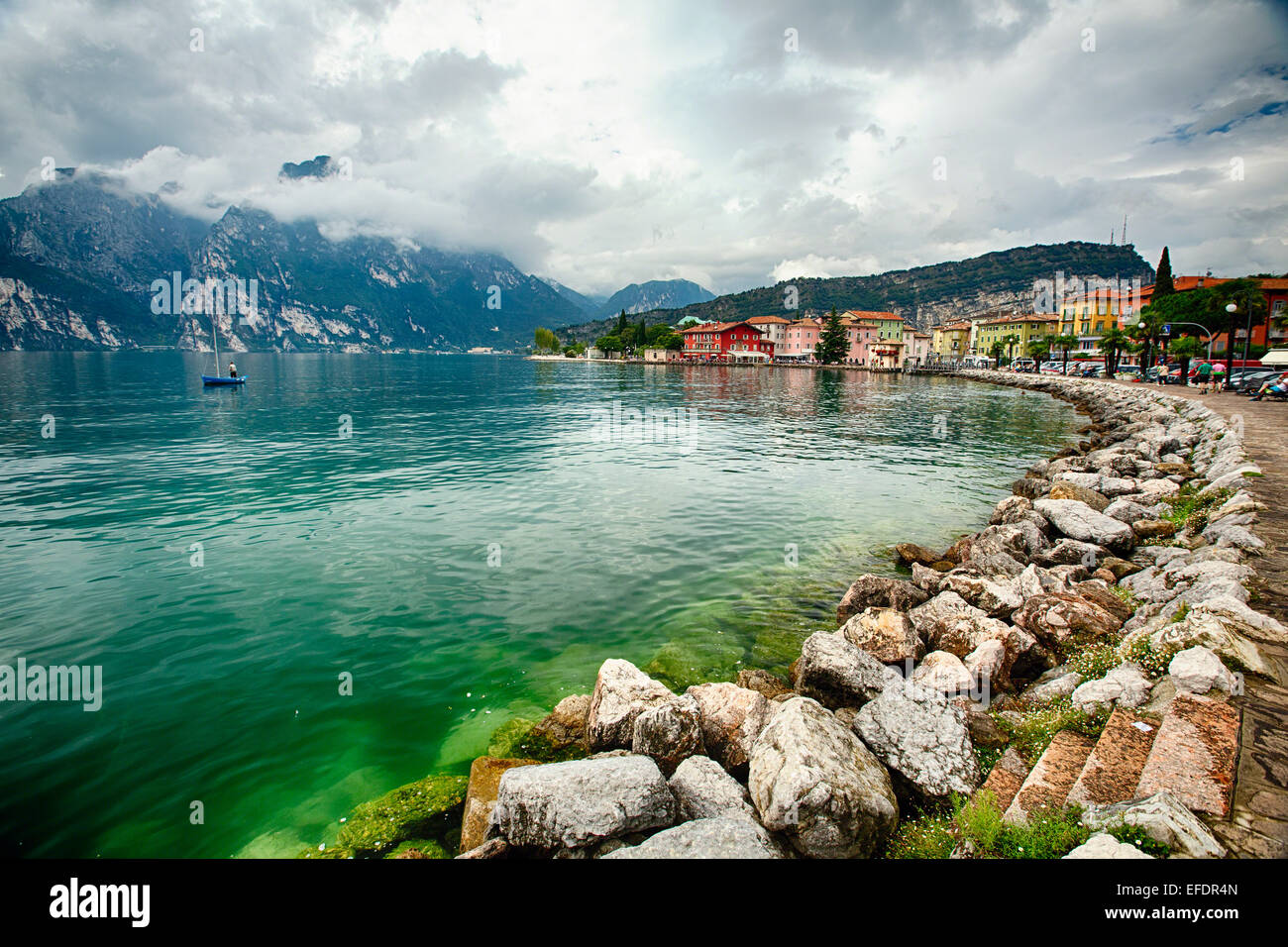 Portrait d'un lac alpin, Torbole sul Garda, Italie Banque D'Images