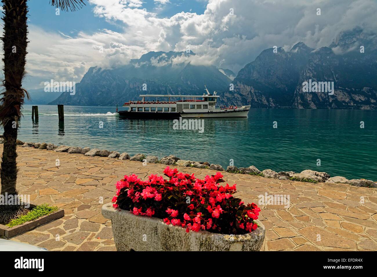 Excursion en bateau sur le lac de Garde, Vénétie, Italie Banque D'Images