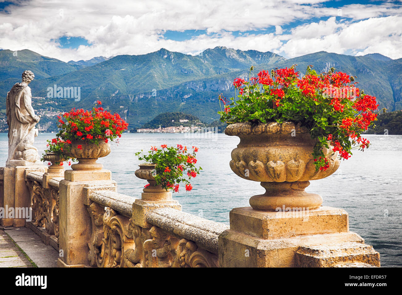 Balustrade avec vue sur le lac, la Villa Balbienello, Lezzeno, Lac de Côme, Lombardie, Italie Banque D'Images