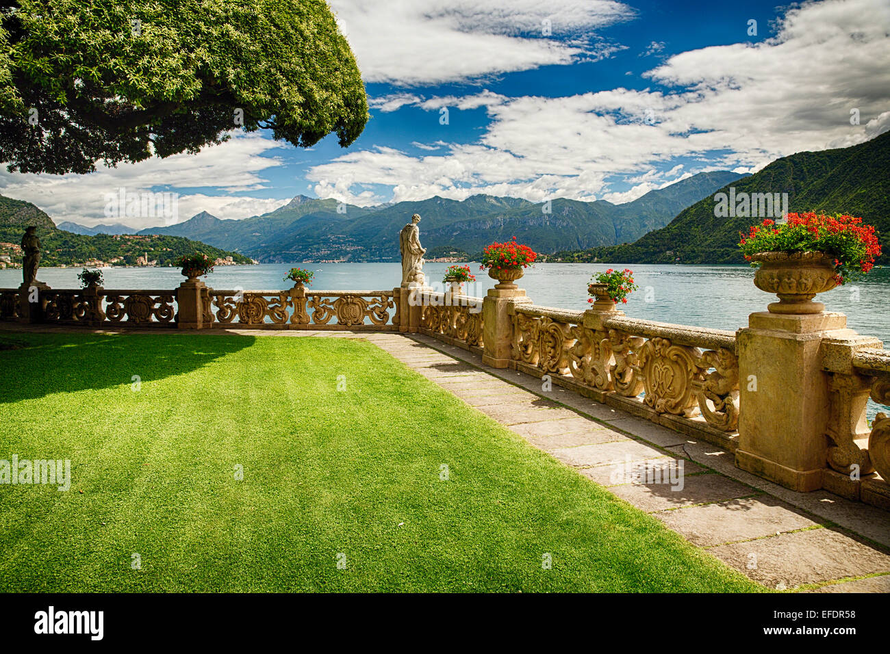 Vue panoramique sur le lac de Côme d'une terrasse de jardin, Villa Balbianello Lenno, Côme, Lombardie, Italie Banque D'Images
