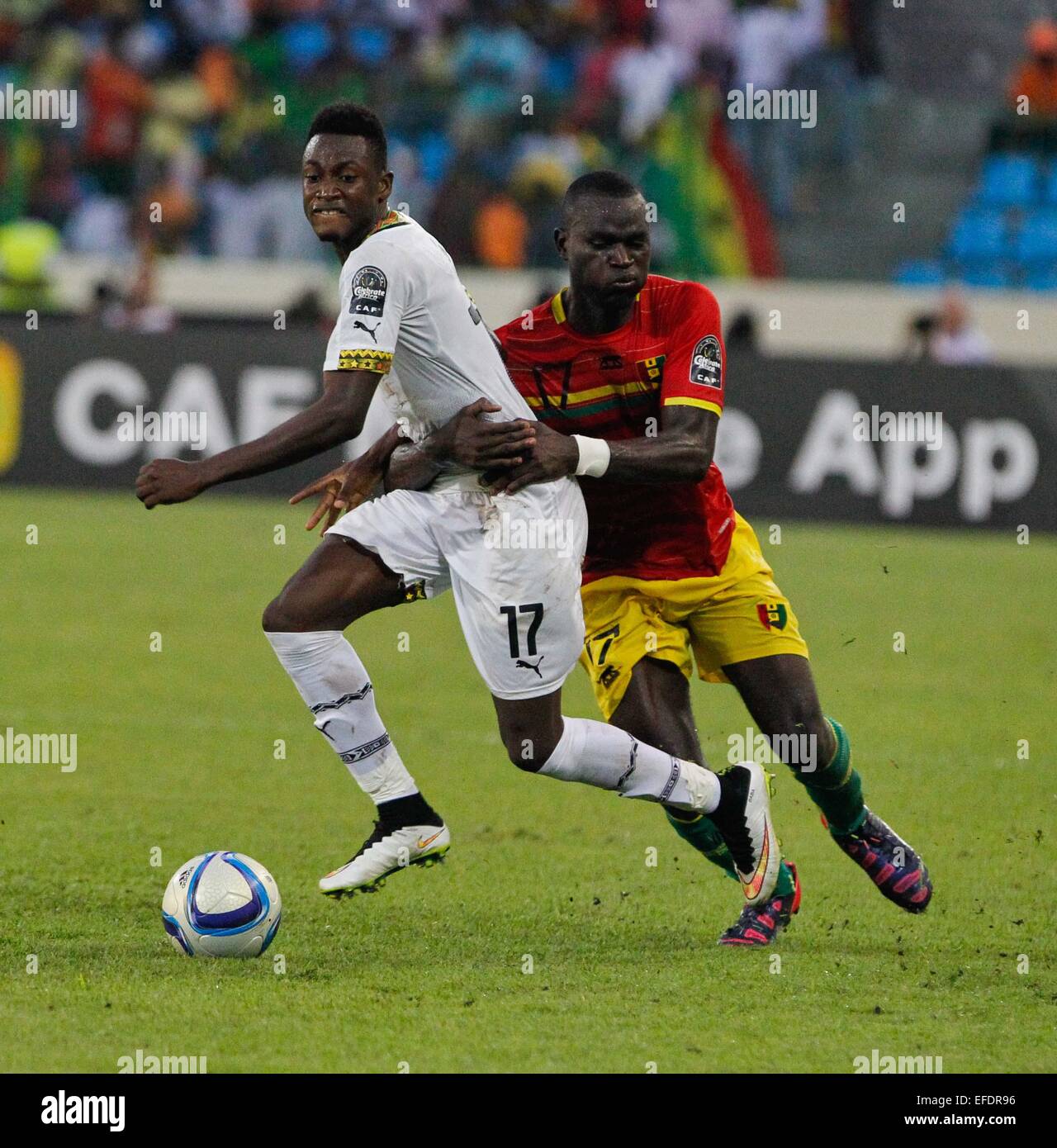 Malabo, Guinée équatoriale. 1er février, 2015. Abdul Rahman Baba (L) du Ghana au cours de la concurrence de match quart coupe d'Afrique des nations entre le Ghana et la Guinée dans le stade de Malabo, Guinée équatoriale, le 1 février 2015. Le Ghana a gagné 3-0. Crédit : Li Jing/Xinhua/Alamy Live News Banque D'Images