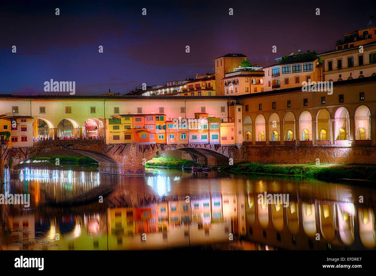 Arno nuit réflexions à Ponte Vecchio, Florence, Toscane, Italie Banque D'Images