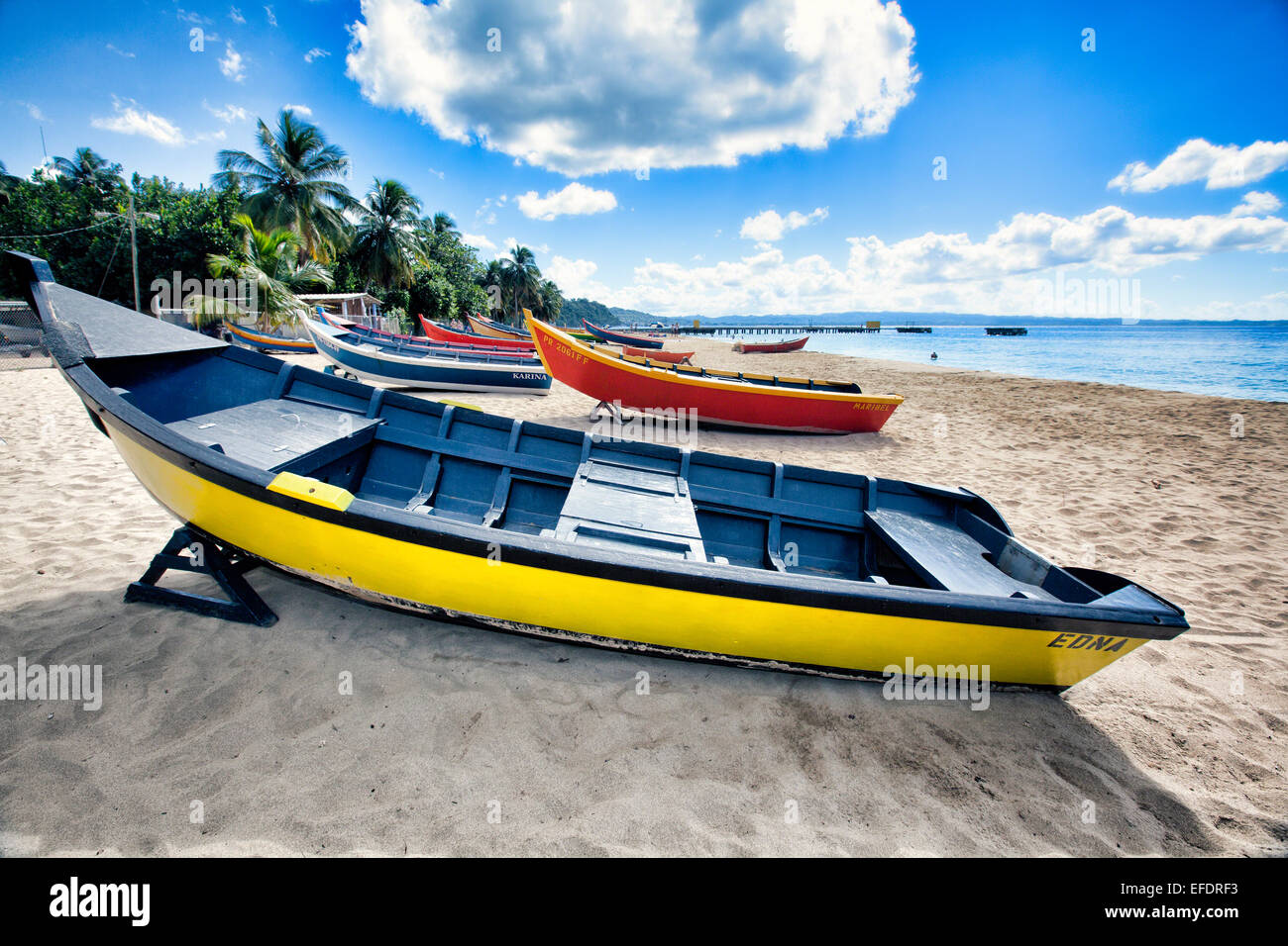 Low Angle View of Colorful, les petits bateaux de pêche en bois, sur une plage des Caraïbes, Crashboat Beach, Aguadilla, Porto Rico Banque D'Images