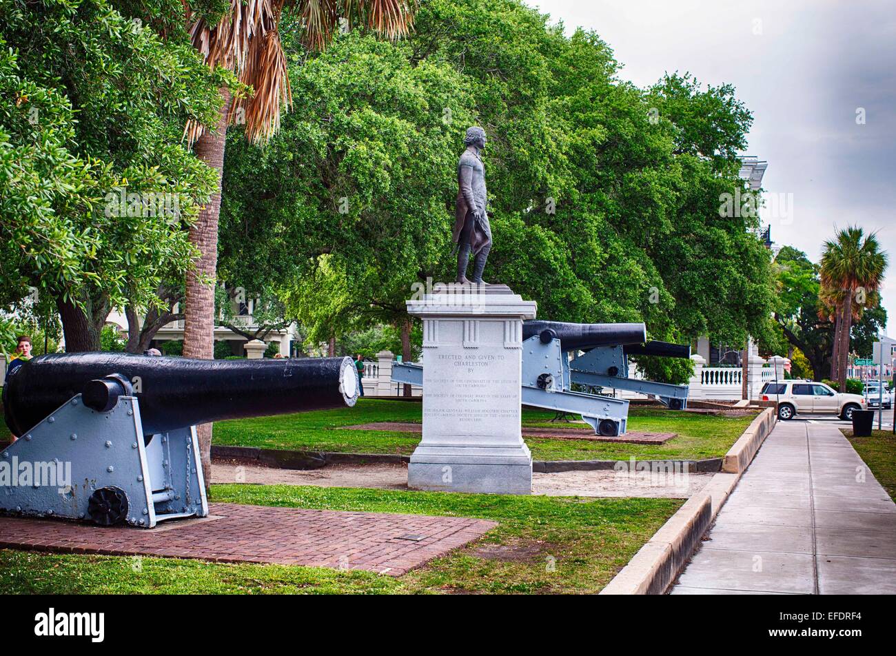 Voir des canons et de la Sculpture du Général William Moultrie, Point blanc Jardins, Charleston, Caroline du Sud Banque D'Images