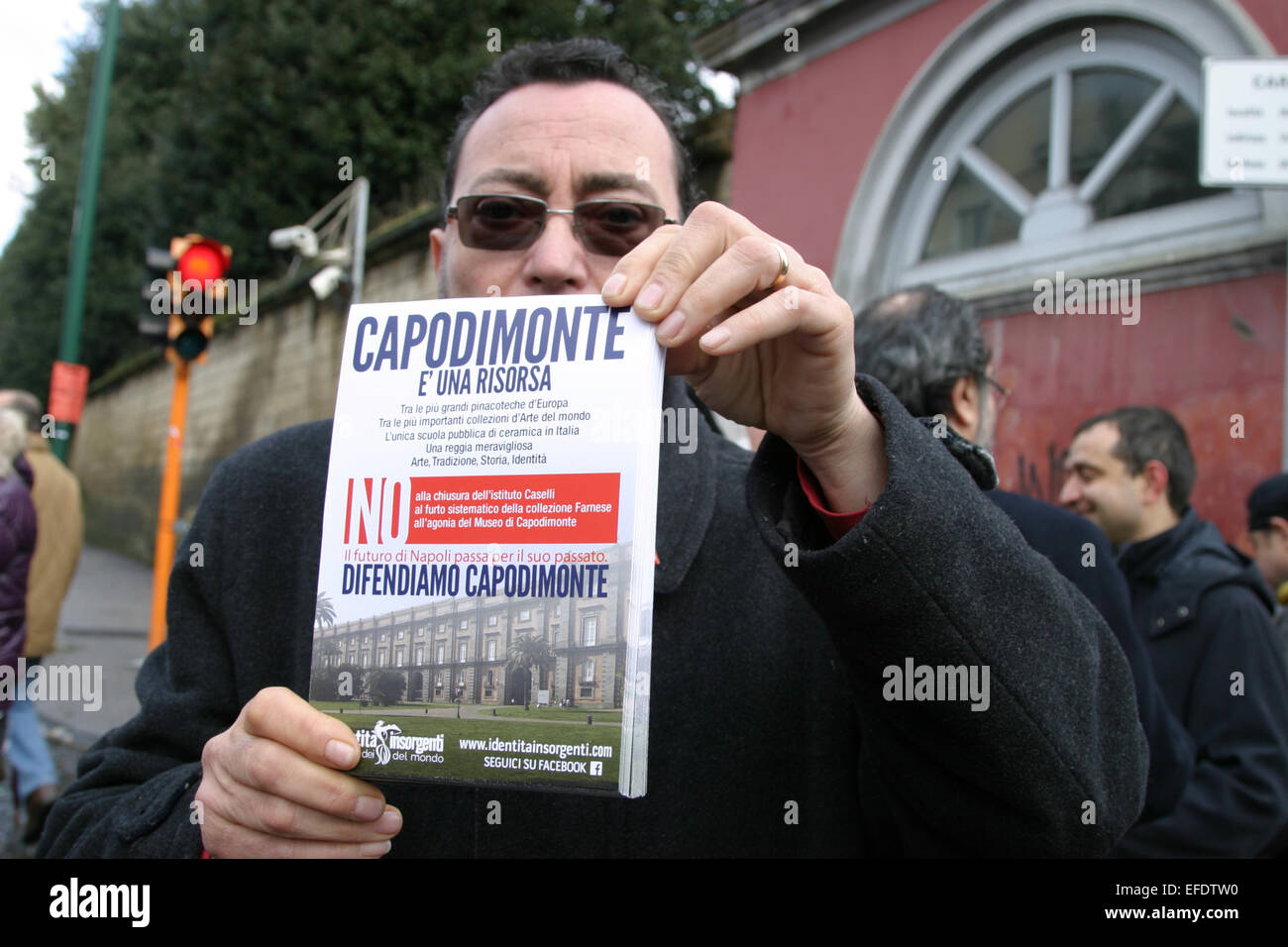 Tenir hors de la protestation militant à l'entrée du Palais de Capodimonte  et la plupart des professeurs, les étudiants, les associations font  entendre leur voix contre la fermeture de l'école. L'Institut Caselli,